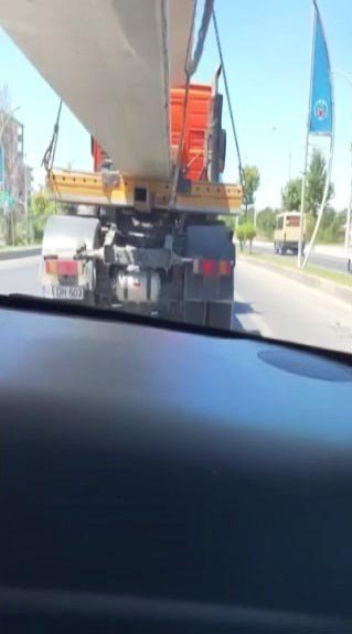 Otomobiliyle Tırın Altından Geçen Sürücü Ölüme Davetiye Çıkardı