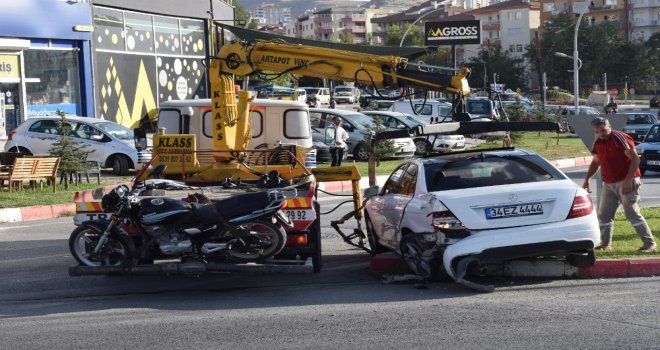 Hafif Ticari Araç İle Otomobil Çarpıştı: 2 Yaralı