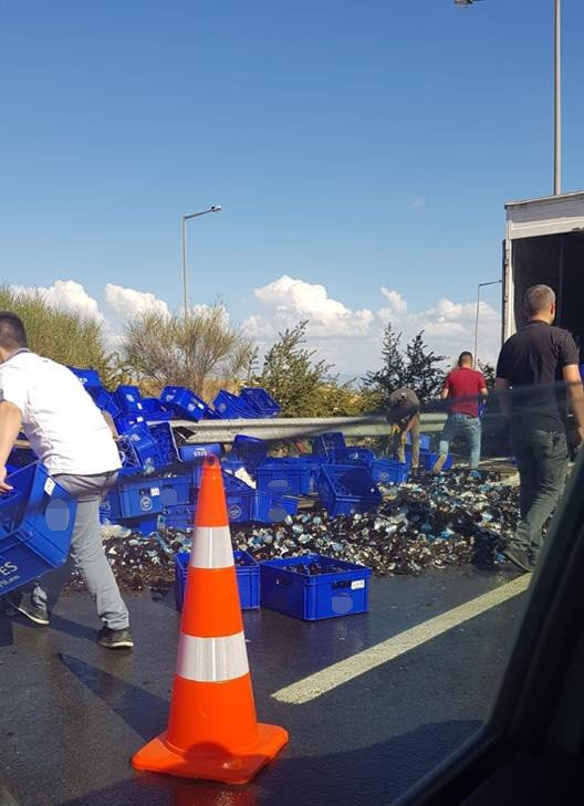 Tır Kaza Yaptı, Şişeler Yollara Saçıldı