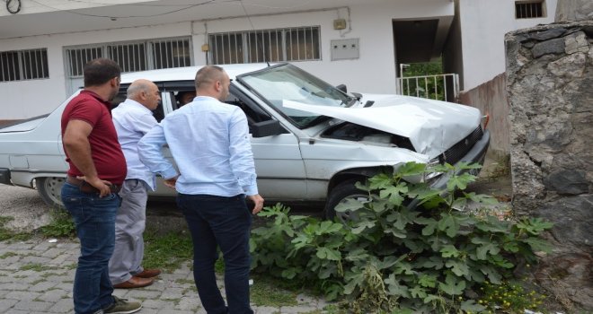 Yokuş İnen Otomobil Evin Duvarına Çarparak Durabildi: 1 Yaralı