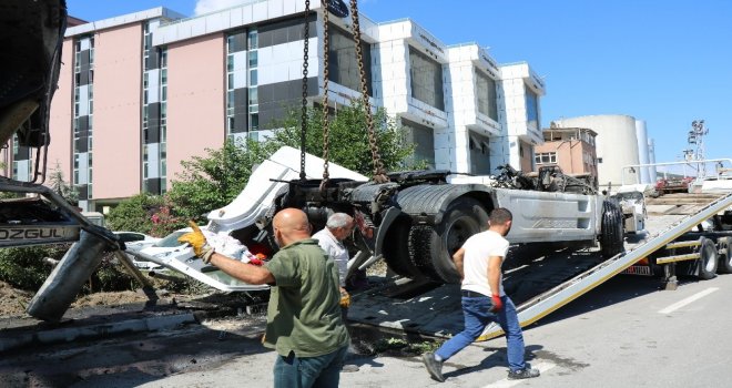 Kontrolden Çıkan Tır Araçların Üzerine Devrildi: 2 Yaralı