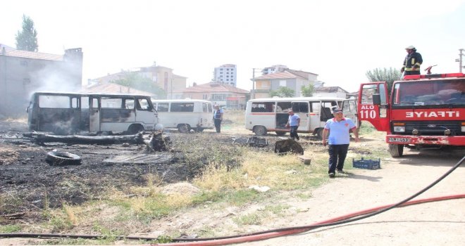 Karamanda Minibüslerin Konduğu Boş Arsada Yangın Çıktı