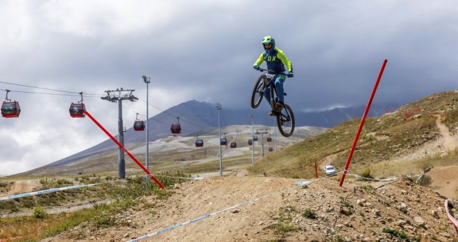 Erciyeste Uluslararası Downhill Bisikleti Kupası Düzenlendi