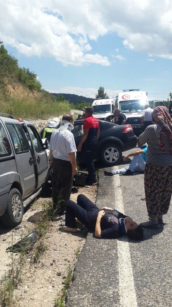 Denizlide Trafik Kazası: 6 Yaralı