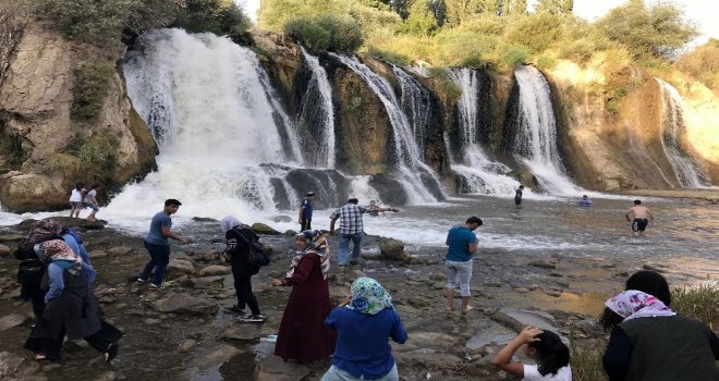 Şelalenin Soğuk Sularında Serinlediler